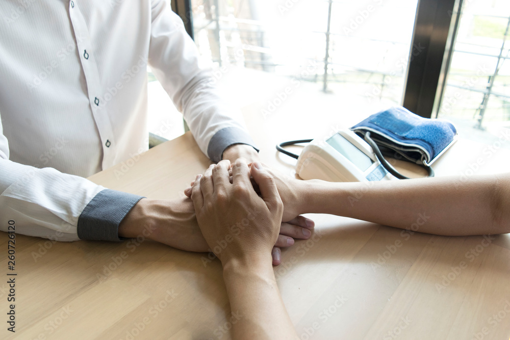 Fototapeta premium The doctor made an agreement with patients with high blood pressure to maintain health and take medicine as ordered by the doctor.
