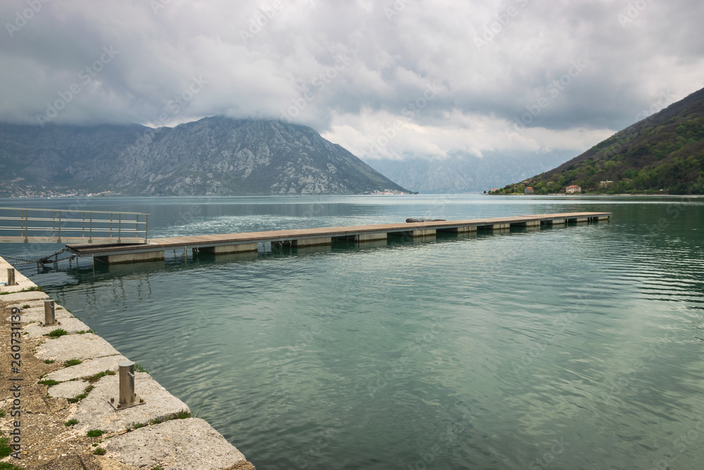 Obraz premium Lake and mountain landscape.