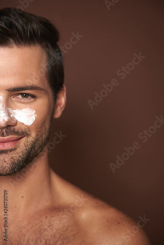 Foto Young smiling manful guy with face mask