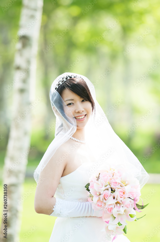 ブーケを持ち微笑む花嫁 ブーケを持ち微笑む花嫁