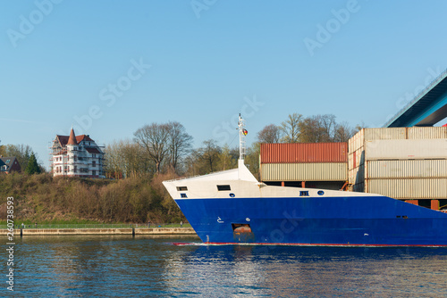 Die meistbefahrene künstliche Schiffahrtsstraße der Welt der Nord-Ostsee-Kanal von Kiel Holtenau bis Brunsbüttel. Große und kleine Schiffe nutzen diese Verbindung zwischen Nord- und Ostsee photo