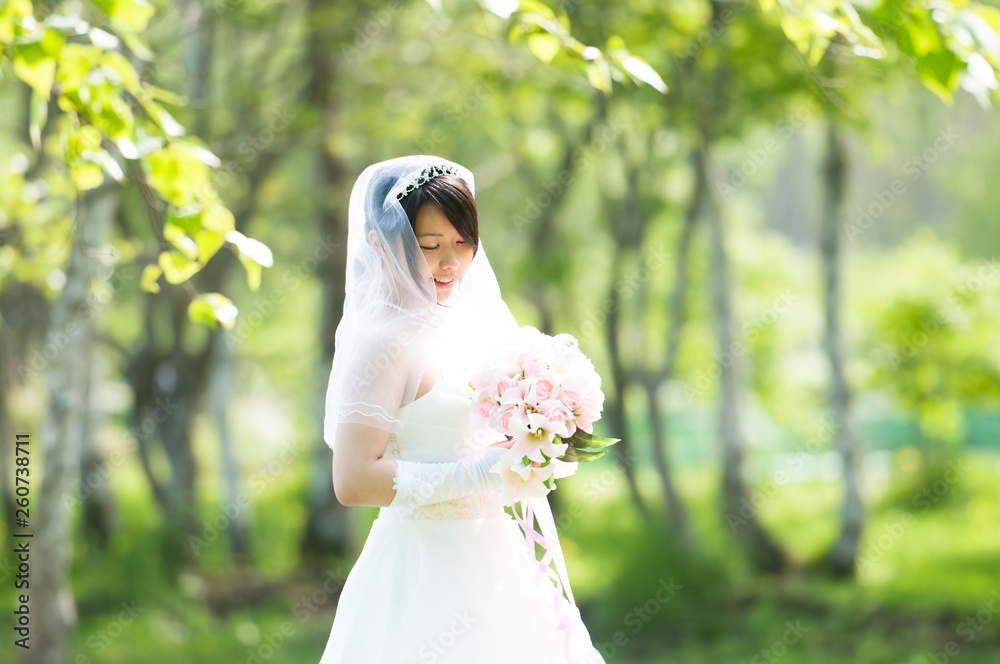 ブーケを持ち微笑む花嫁 ブーケを持ち微笑む花嫁