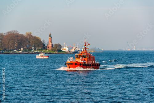 Die Kieler Außenförde, von hier gelangen die Schiffe durch die Holtenauer Schleuse in den Nord-Ostsee-Kanal. Ein Lostsenversetzbot bringt den Schiffen einen Lotsen für die Kanaldurchfahrt