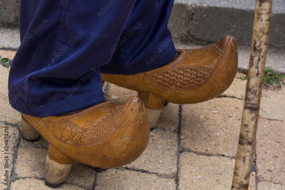 Persona con calzado de galochas leonesas, madroñas o zuecos. foto de Stock  | Adobe Stock