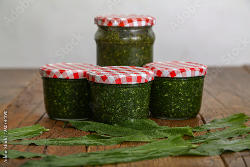 Quadro su tela Wild garlic homemade pesto in glass jars