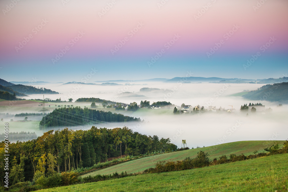 Landschaft mit Nebelbank im Tal