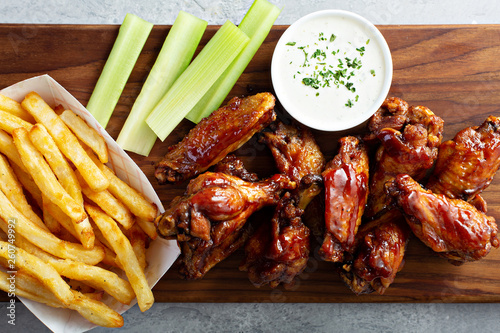 Canvas-taulu Barbeque chicken wings with celery and ranch