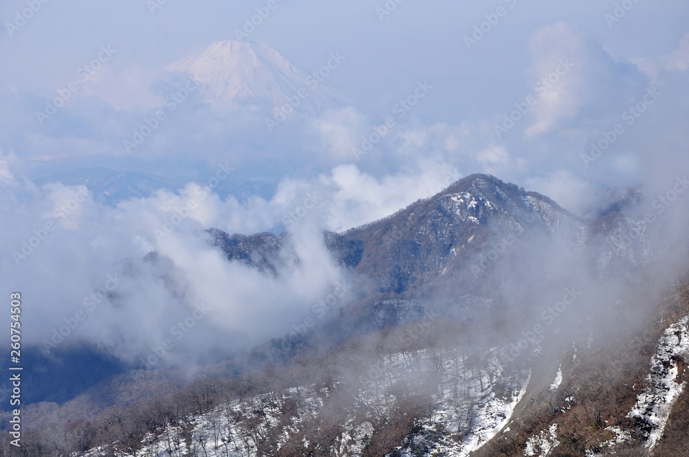 雲わく冬の山稜 雲わく冬の山稜