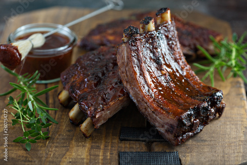 Fotografía Grilled bbq ribs with barbeque sauce on a board
