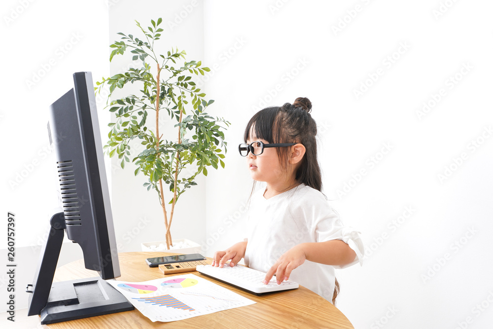デスクワークをする子どもビジネスウーマン