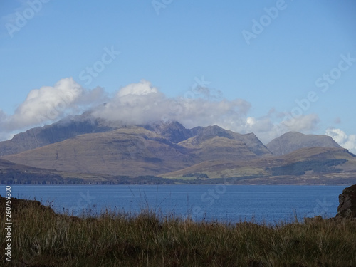 Blick über die Bucht von  Tarskavaig hinüber zu den cuillins in Sleat auf der Isle auf Skye in Schottland © Ina