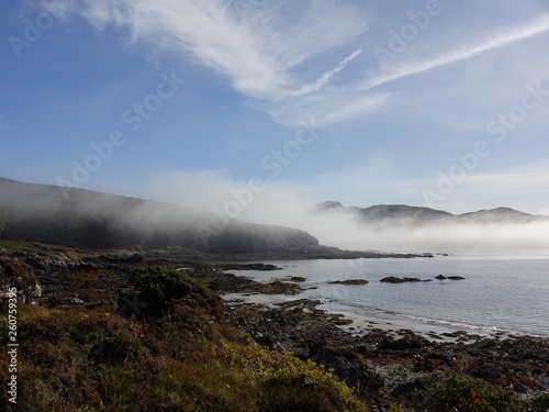 Aufkommender Nebel am Tag mit Sonnenschein über der Bucht von Tarskavaig in Sleat auf der Isle auf Skye in Schottland
