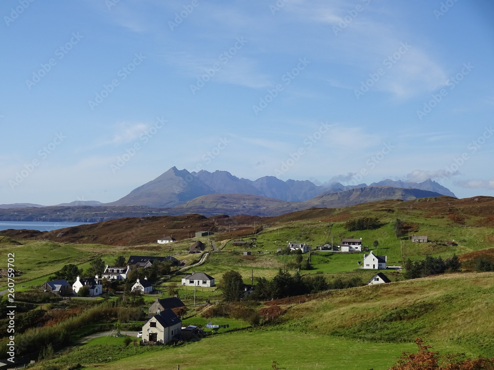 Blick über die Häuser im Dorf Tarskavaig in Sleat hinüber zu den Cuillins Bergen auf der Isle auf Skye in Schottland
