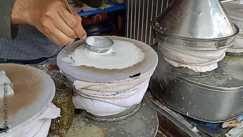 Steamed rice-skin dumplings are doing and ready for sale at a Thai dessert shop1