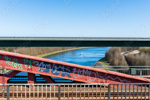 Die Fahrbahn der Levensauer Hochbrücke über den Nord-Ostsee-Kanal. Von 1893 bis 1894 errichtet, ist sie die letzte Originalbrücke über den Kanal. Man sieht ihr das Alter inzwischen an überall hat sich photo