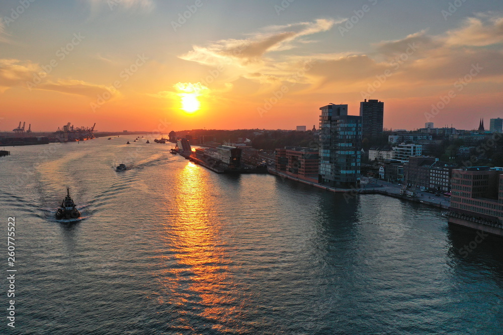 Hamburg Hafen Elbe im Sonnenuntergang