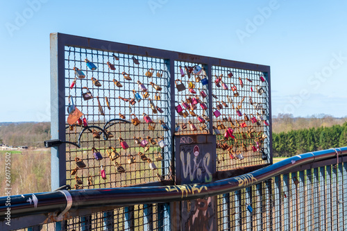 Blick von der Levensauer Hochbrücke. Im Laufe der Jahre haben sich auch hier Verliebte mit einem sogenannten Liebeschloss verewigt.  photo