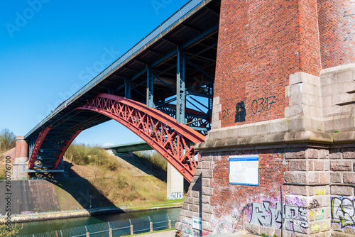 Die Levensauer Hochbrücke über dem Nord-Ostsee-Kanal bei Kiel, von 1893 bis 1894 errichtet ist sie die letzte Originalbrücke über den Kanal. Man sieht ihr das Alter inzwischen an  photo