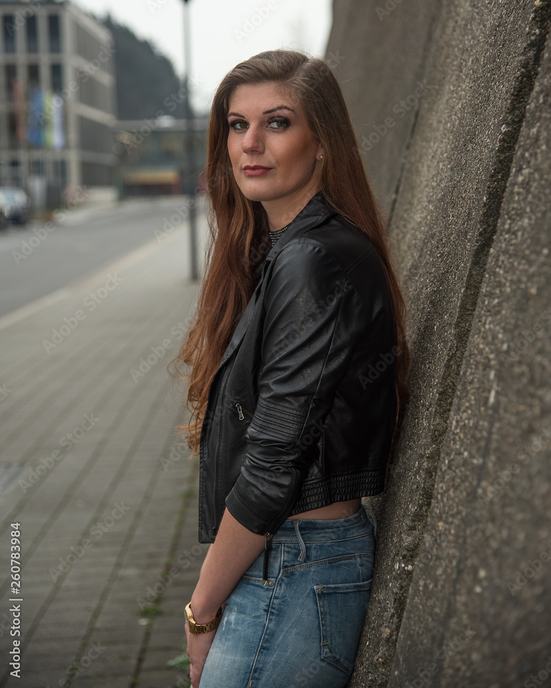 Fototapeta premium Junge Frau in der Stadt