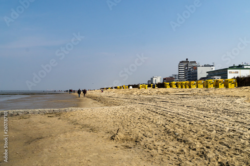 Strandpanorama in Duhnen, Cuxhaven, Nordsee bei Ebbe
