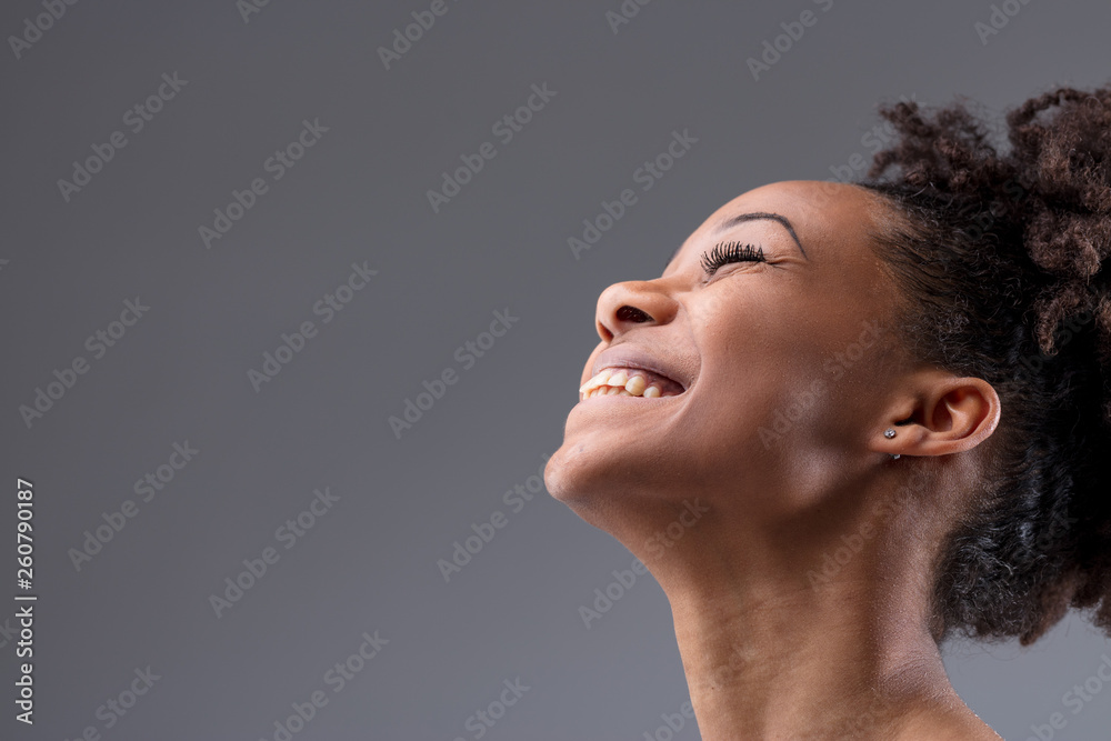 Happy vivacious laughing young African woman - obrazy, fototapety, plakaty 