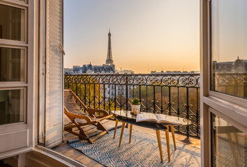 Papier peint photo Paris Balcon parisien vue Tour Eiffel  © Karen Mandau