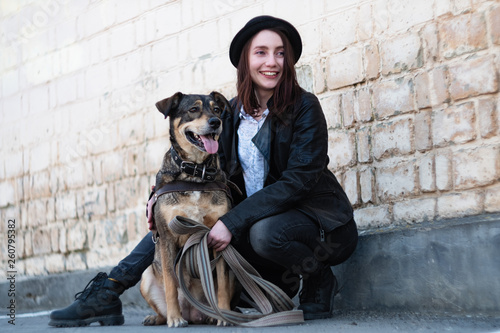 Φωτογραφία girl with a dog near the wall