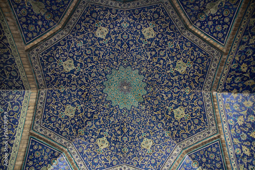 kolorowa mozaika dekoracyjna we wn  trzu starego meczetu w iranie