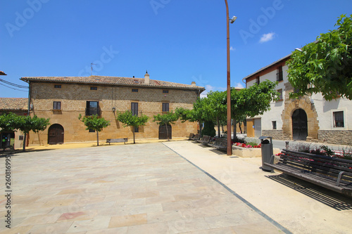 Plaza de los Fueros, Barásoain, Navarra, España photo