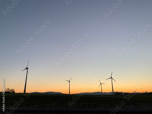 Windräder bei Abendsonne
