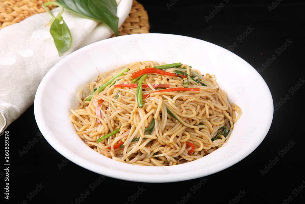 spaghetti with tomato sauce and basil