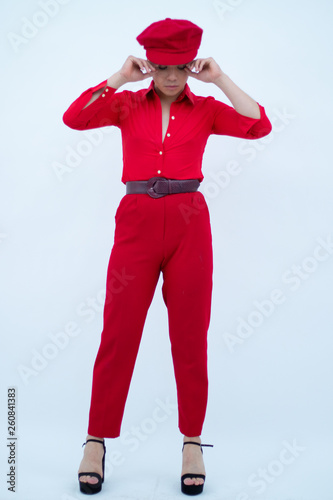 modelo ropa roja