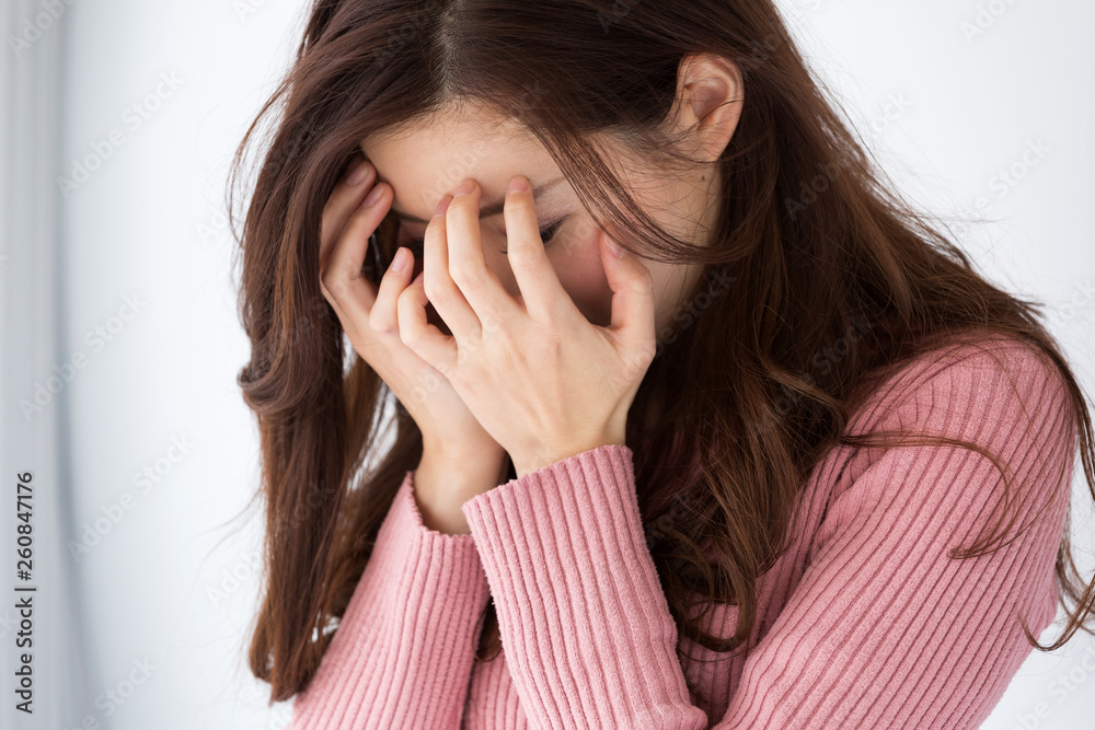顔を覆う女性 顔を覆う女性