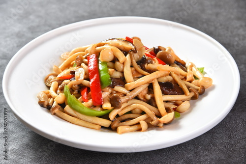 pasta with tomato sauce and basil