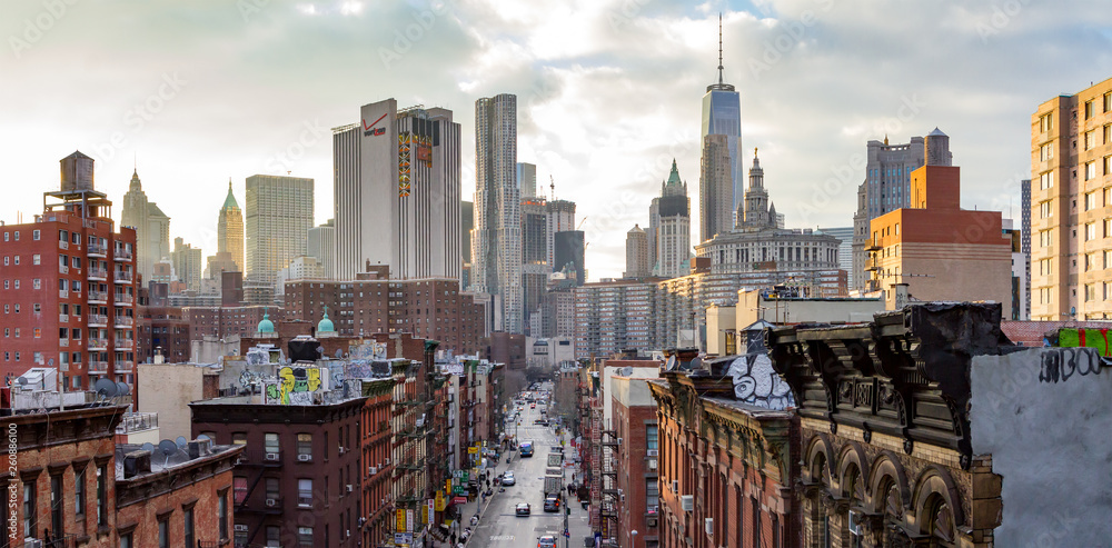 New York City - Panoramic view of the crowded buildings of the Manhattan skyline at sunset. - obrazy, fototapety, plakaty 