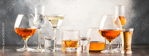 Fotografia Set of hard strong alcoholic drinks and spirits in glasses in assortment: vodka, cognac, tequila, brandy and whiskey, grappa, liqueur, vermouth, tincture, rum