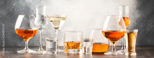 Panel kuchenny z motywem Set of hard strong alcoholic drinks and spirits in glasses in assortment: vodka, cognac, tequila, brandy and whiskey, grappa, liqueur, vermouth, tincture, rum. Gray bar counter background