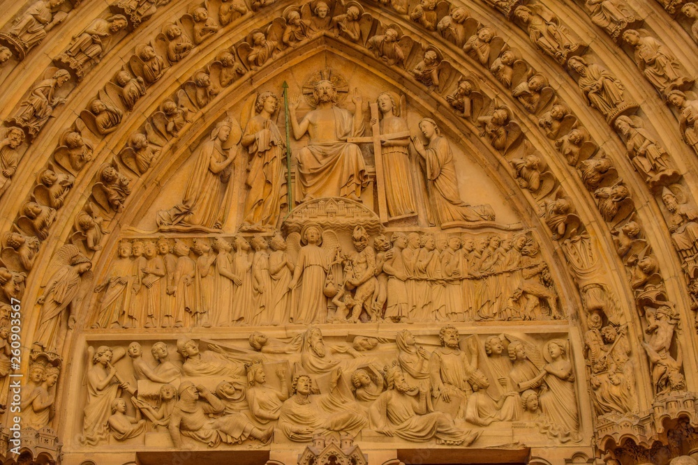 Detalle portico de ingraso a la catedral Notre Dame Paris