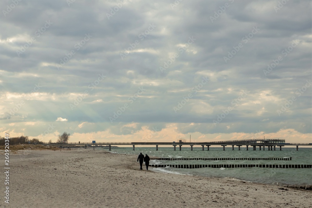 Paar geht am Ostsee Strand spazieren
