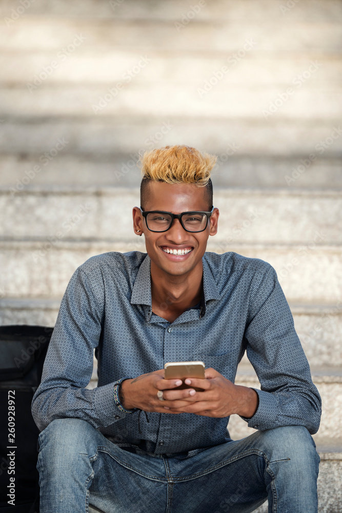 Obraz premium African college student with smartphone