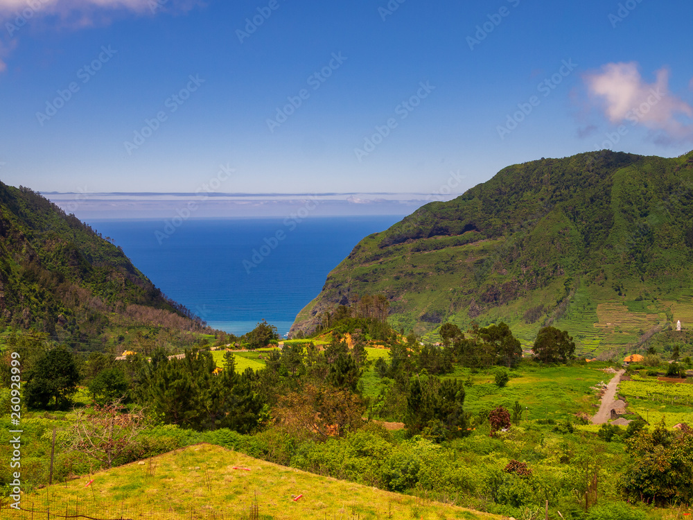 Fototapeta premium Blick durch die Berge auf das Meer