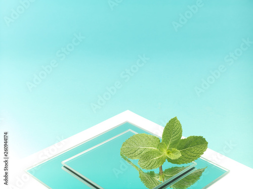 reflets de menthe sur miroirs photo