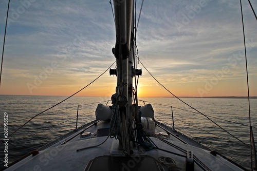 mit dem Segelboot in den Sonnenuntergang