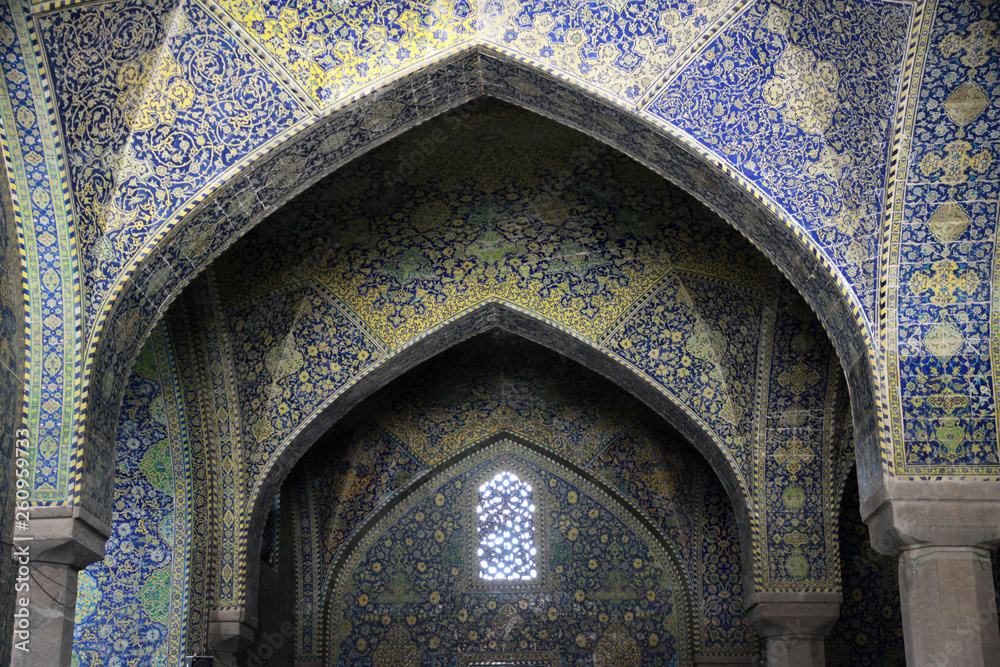 kolorowy ornament na ścianach wewnątrz zabytkowego meczetu w itanie