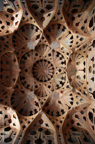 bogato zdobione trójwymiarowe powycinane sklepienie w pałacu Ali Qapu isfahanie