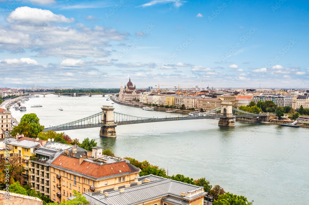Budapeszt - panorama miasta z rzeką Dunaj. Krajobraz turystycznej części Budapesztu. Krajobraz miejski z rzeką Dunaj.