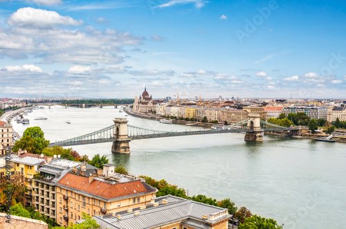 Budapeszt - panorama miasta z rzek   Dunaj. Krajobraz turystycznej cz    ci Budapesztu. Krajobraz miejski z rzek   Dunaj.