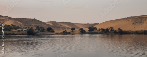 Stimmungsvoller Sonnenuntergang am Nil, Assuan, Wüste, Symetrie, Landschaft, Bäume, Farben