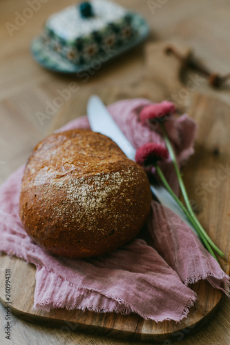 Roggen Brötchen aufm Frühstücksbrett
