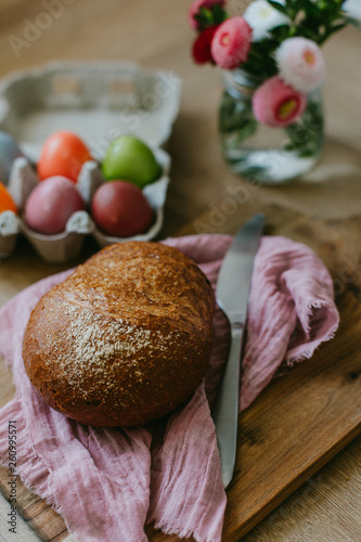 Osterfrühstück mit bunten Oster-Eier